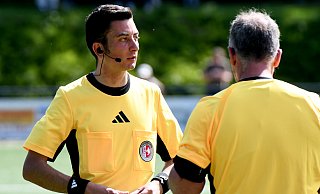 Fährt nach Potsdam und Berlin: Fußball-Schiedsrichter Antonio Ljubas, hier während einer Trinkpause beim Landesligaspiel zwischen dem TuS Lohe und dem TSV Oerlinghausen. - Jürgen Krüger