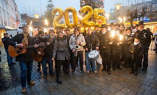 Zum Finale des Umzuges durch die Stadt wünschen Schornsteinfegerinnen, Schornsteinfeger und das "Tanztee Terzett" den Menschen alles Gute für 2025. - Ralf Bittner