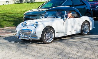 90 Oldtimer gehen bei der 41. Linnenbauer-Oldtimerfahrt im Minutentakt auf die Strecke. Vor dem Start können die Autos auf dem Parkplatz bestaunt werden. - Ralf Bittner