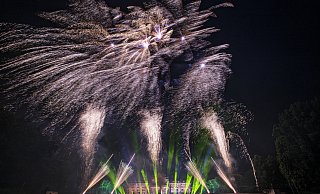 Für das Höhenfeuerwerk im Kurpark setzt der Pyrotechniker Daniel Weber Kugelbomben mit 60 bis 75 Millimetern Durchmesser ein. Jeder Effekt ist auf die Musik abgestimmt. - Thorsten Ulonska