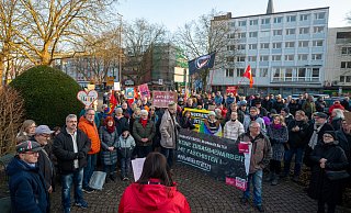Um die 150 Menschen protestieren gegenüber der CDU-Zentrale Herford (hinten rechts) an der Berliner Straße. Anlass ist der mit Stimmen der AfD angenommene „5-Punkte-Plan zur Migration“ von Friedrich Merz und Union im Bundestag. - Ralf Bittner