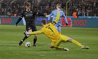 Julian Kania schließt im Spiel bei 1860 München einen Gegenangriff der Arminia mit dem Treffer zum 3:0-Endstand aus Sicht des DSC ab. - IMAGO/Oryk HAIST