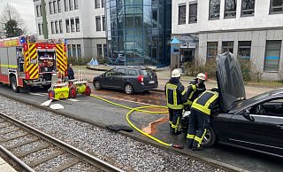 Die Artur-Ladebeck-Straße war während der Löscharbeiten zumindest einspurig gesperrt. Im Motorraum einer Mercedes E-Klasse hatte es gebrannt. - Charlotte Mahncke