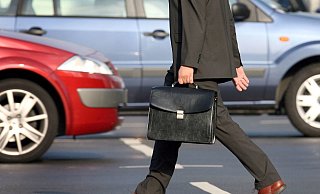 Deutlich mehr Hiddenhauser arbeiten in der Fremde, als dass Auswärtige in Hiddenhausen arbeiten.  - Verwendung weltweit, usage worldwide