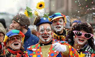 Närrischer Spaß hat seine Kosten - und in diesem Jahr ist es finanziell besonders schwierig. - picture alliance / dpa