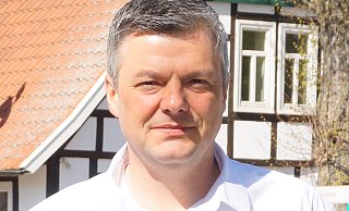 Lars Wunderlich bewirbt sich bei der Kommunalwahl 2025 um das Bürgermeisteramt in Hüllhorst. - FWG UHu Lars Wunderlich bewirbt sich bei der Kommunalwahl 2025 um das Bürgermeisteramt in Hüllhorst. - FWG UHu