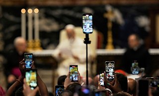 Es sind längst nicht mehr nur Rosenkränze: Die Kirche setzt nun auch auf Smartphones. (Archivbild) - Gregorio Borgia/AP/dpa