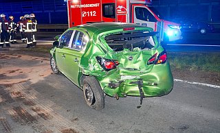 Schwer beschädigt wurde dieser Opel-Kleinwagen, der vom verursachenden Kleintransporter auf der A33 bei Borchen gerammt und in die seitliche Schutzplanke geschleudert wurde. - Ralph Meyer