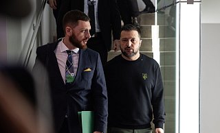 Der ukrainische Präsident Wolodymyr Selenskyj (r) ist zum Weltwirtschaftsforum nach Davos gereist. - Hannes P. Albert/dpa