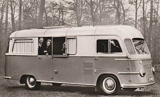Mit nachträglich eingefügtem Bild von Ingeborg und Felix Graf von Luckner präsentiert sich hier das 1954 auf Basis eines „Tempo MATADOR 1400“ gebaute Reisemobil. Der in Minden bei der Firma MIKAFA entstandene Aufbau schlug allein mit etwa 17.000 DM zu Buche und machte das Fahrzeug damit teurer als ein viertüriges Mercedes Cabriolet des Typs 300b. - Abbildung: Hermann Hajek