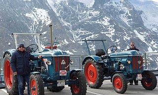Udo und Jan mit ihren beiden Hanomag während der „22. Traktor Weltmeisterschaft“ im September 2024 auf der Großglockner-Hochalpenstraße. Obwohl es wenige Tage zuvor einen Wintereinbruch und reichlich Neuschnee gegeben hatte, fand die Fahrt selbst bei sogenanntem Kaiserwetter statt. - Familie Ostermann