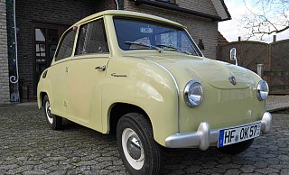 Kofferraum? Fehlanzeige! Hinter der formschönen Blechfront des Goggomobils begann direkt das Passagierabteil mit zwei vorderen Einzelsitzen und einer hinteren (Kinder-) Sitzbank. Zwischen den Radhäusern und der Pedalerie war gerade noch genug Platz für ein, von innen montiertes, Reserverad der Größe 4.40 x 10. - Jörg Militzer