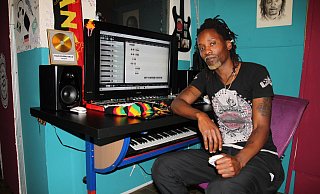 Musik ist seine große Leidenschaft: Faustino Matumona hat sich in seiner Wohnung, in der er mit seiner deutschen Freundin lebt, ein kleines Tonstudio eingerichtet. In seiner Musik verarbeitet er auch Situationen, in denen er rassistisch beleidigt wird. - Nicole Bliesener