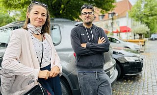 Adriana Galek und Can Sahin sind das Duo hinter dem App-Projekt „WirParken“ – die Universal-App für alle lokalen Parkplatzfragen – wie hier in der Altstadt. - Stefan Becker