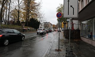 Die Rechts-Abbiegespur von Westerbachstraße auf die B 64 ist gesperrt. - Simone Flörke