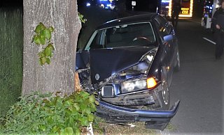 Durch den Frontalaufprall wurde der BMW so schwer beschädigt, dass er als Totalschaden einzustufen ist. - Polizei Höxter