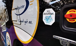 Die umgerüsteten Padersprinter-Busse sind mit einem gut sichtbaren Aufkleber im Einstiegsbereich gekennzeichnet. - Padersprinter
