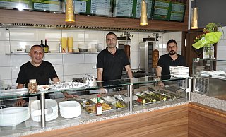 Neu eröffnet: Baris Acer (v.l.), Ali Riza Kilic und Ferhat Imanc freuen sich bei MR Döner und Pizzeria auf Gäste. - Sandra C. Siegemund