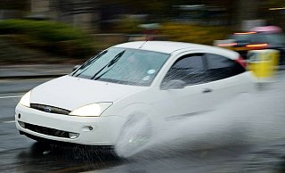 In Lübbecke ist ein Auto im Graben gelandet. Der Fahrer gibt als Grund die nasse Fahrbahn an. - Pixabay