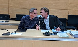 Der 60-jährige Angeklagte aus dem Kreis Gütersloh berät sich mit seinem Anwalt Martin Rother. - Anja Hanneforth