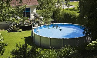 Während der Coronakrise waren Swimmingspools wie auf diesem Symbolfoto gefragt wie nie. Ein Hausbesitzer aus Bad Oeynhausen soll laut Staatsanwaltschaft das Wasser für seinen Pool jedoch gestohlen haben. - picture alliance / imageBROKER