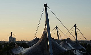 Die Dachkonstruktion der Olympiahalle im Olympiapark am Abend. - Soeren Stache/dpa
