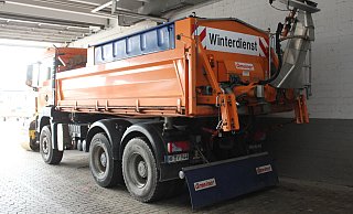 Der Winterdienst der SWK ist für alle Fälle gerüstet. Der Streuwagen könnte bei Bedarf jeden Augenblick losfahren. - Eike J. Horstmann