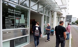 Bürger warten vor der Kfz-Zulassungsstelle in der Paulusstraße. - Wolfgang Rudolf