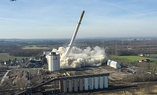 Castrop-Rauxel 2019: Der Schornstein des ehemaligen Kraftwerks Knepper fällt nach einer Sprengung zusammen. Die Abbruchfirma Hagedorn hatte das 2014 stillgelegte Kraftwerk 2017 von Uniper und Eon gekauft. - picture alliance/dpa