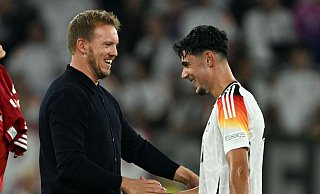 Julian Nagelsmann (l) und Aleksandar Pavlovic - der junge Münchner debütierte unter dem Bundestrainer in der Nationalmannschaft. - Federico Gambarini/dpa