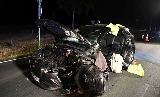 Schwer verletzt: Der Fahrer musste aus seinem Auto geschnitten werden. - Andreas Eickhoff