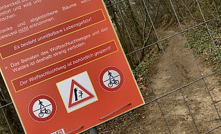 Schild und Bauzaun machen unmissverständlich klar: Der Wolfsschluchtweg ist behördlich gesperrt. Das wollen Barkhauser Politiker so nicht hinnehmen und kämpfen nun für eine erneute Öffnung des beliebten Wanderweges. MT- - Foto: Thomas Lieske