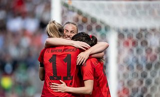 Die Bayern um Lea Schüller, Pernille Harder und Tuva Hansen (von links) bejubeln den Titel. - Fabian Strauch/dpa