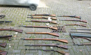 Mehr als 40 alte Gewehre und andere Kriegswaffen wurden in dem Haus von Friedrich Obermeier gefunden. - Dirk Windmöller