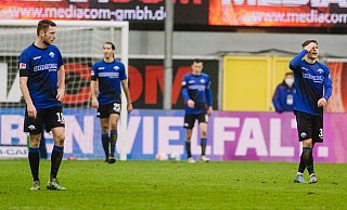 Dennis Srbeny (l.) und Florent Muslija (r.) sind nach dem Bremer 3:3-Ausgleichstreffer ebenso bedient wie ihre Teamkollegen Marcel Correia und Ron Schallenberg (im Hintergrund). Am Ende kommt es für den SCP noch schlimmer. - Besim Mazhiqi