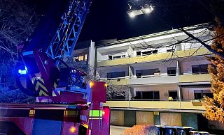 Der Gelenkmast der Feuerwehr Bad Lippspringe im Einsatz an der Straße "An der Thune". - Ralph Meyer