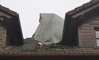 Nach dem Feuer: Durch einen Blitzeinschlag wurde der Dachstuhl eines Holzhauses in der Siedlung am Schwemberg in Scherfede in Brand gesetzt. - Hermann Ludwig