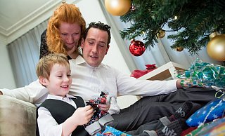 Auch eine Kleinigkeit zu Weihnachten kann leuchtende Kinderaugen auslösen. Dann bleibt vielleicht noch ein wenig Geld übrig, das sich fürs Kind investieren lässt. - Christin Klose/dpa-tmn