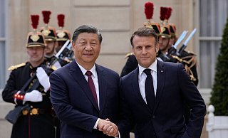 Der französische Präsident Emmanuel Macron (r) begrüßt Chinas Präsident Xi Jinping vor ihrem Treffen im Elysee-Palast. - Christophe Ena/AP/dpa