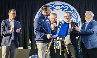 Trainer Mitch Kniat (2. v. l.) bekommt von Hans-Wilhelm Beckmann, Christoph Wortmann, Rainer Kobusch (v. r.) und Michael Mutzel (l.) ein Geburtstagsgeschenk überreicht. - Sarah Jonek
