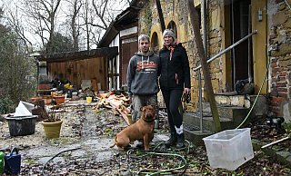 Pierre Kreilinger und Jennifer Enseleit ziehen mit Bulldogge Curtis in den Anbau des ehemaligen Badehauses des Tatenhausener Schlosses. - Jonas Damme