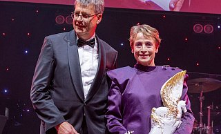 Der Präsident des Deutschen Olympischen Sportbundes, Thomas Weikert, überreichte Dressurreiterin Isabell Werth den Preis für die «Legende des Sports». - Helmut Fricke/dpa