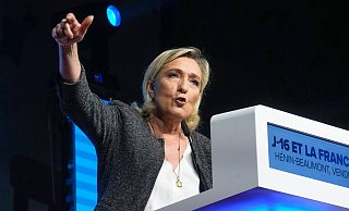 Ist sich mit der italienischen Ministerpräsidentin Giorgia Meloni in in den wesentlichen Fragen einig: Marine Le Pen. - Michel Euler/AP/dpa