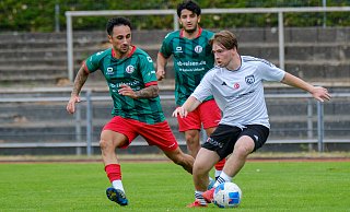 Hicrets 1:0-Torschütze Özgür Koz (r.) lässt hier die Fichteraner Burak Gözlü (l.) und Dimitris Vracas stehen. - az