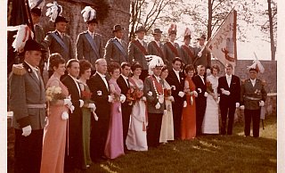 Der Hofstaat bestand beim Dringenberger Schützenfest 1970 aus sechs Paaren. - Repro: Legge