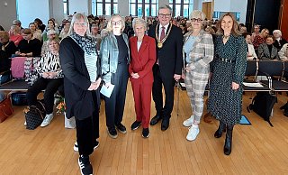 Christa Mertens (stv. Gleichstellunsbeauftragte der Stadt), Dagmar Drüke (Gleichstellungsbeauftragte der Stadt), Gastrednerin Kardiologin Vera Regitz-Zagrosek, Bürgermeister Michael Dreier, Mechthild Pleininger (Vorsitzende des Gleichstellungsausschusses) und Julia Ures (Moderatorin). - Viktoria Bartsch