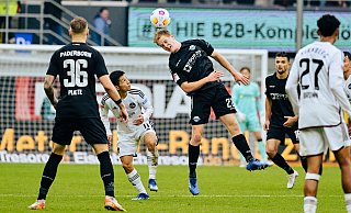 Paderborns Mattes Hansen, der hier zum Kopfball geht, erwischte bei seinem Startelf-Comeback einen ziemlich bescheidenen Tag. - Besim Mazhiqi