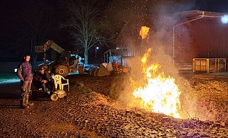 Statt des Bauernhofs brennt in einer Feuergrube in Lichtenau nur Hecken- und Baumschnitt. - Ralph Meyer
