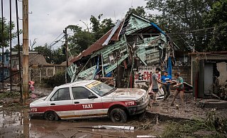 Häuser wurden beschädigt, Autos mit der Strömung wegschwemmt. - Felix Marquez/AP/dpa