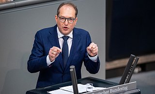 Alexander Dobrindt stellt den Zeitplan der Regierung zum Haushaltsbeschluss infrage. - Melissa Erichsen/dpa